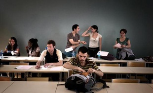 Des étudiants s'installent dans une salle de cours de l'Université Lyon 2, le 22 mai 2009 à Lyon.