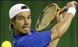 Richard Gasquet s'est qualifié pour les huitièmes de finale de l'Open d'Australie, en battant Gaël Monfils (6-0, 4-6, 7-5, 6-3) dans le duel des surdoués français, vendredi à Melbourne.