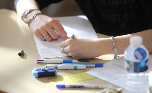 Une lycéenne pendant une épreuve du bac. Illustration.