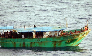 Des migrants attendent d'être secourus par l'Italie, le 27 mars 2014.