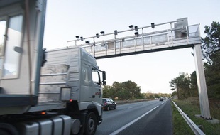 Un camion passe sous un portique ecotaxe sur l'autoroute A62 au sud de Bordeaux, le 29 octobre 2013.