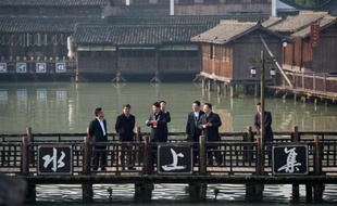 Des participants à la Conférence mondiale sur internet sur un pont de Wuzhen en Chine le 19 novembre 20414