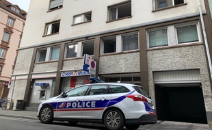 Police devant l'immeuble rue de Barr ravagé par un incendie faisant cinq morts le 27 février à Strasbourg.