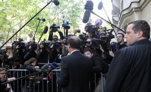 La garde rapprochée de François Hollande était rassemblée lundi matin à son QG de campagne, à Paris, pour "préparer l'avenir" autour du président élu, avec notamment Pierre Moscovici et Manuel Valls.
