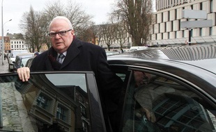 L'ancien Premier ministre, Pierre Mauroy, devant le TGI de Lille, le 4 février 2011.