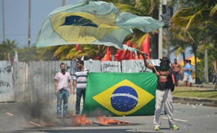 Le gouvernement brésilien met aux enchères lundi à Rio sa plus grande concession de pétrole pré-salifère dans un contexte tendu marqué des heurts entre forces de l'ordre et manifestants qui redoutent une "privatisation du pétrole".