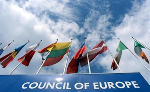 Des drapeaux des états membres du Conseil de l'Europe flottent au vent, le 22 juin 1999 à Strasbourg