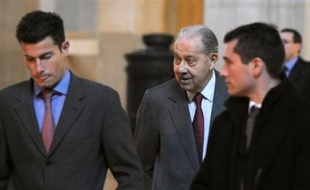 Restaient les personnalités comme Charles Pasqua, Jean-Charles Marchiani, Jean-Christophe Mitterrand, Jacques Attali ou Paul-Loup Sulitzer, accusées d'avoir bénéficié des largesses d'un Pierre Falcone à la "générosité compulsive", dira un avocat.