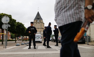 Des policiers montent la garde devant l'église Saint-Etienne à Saint-Etienne-du-Rouvray (Seine-Maritime), le 27 juillet 2016.