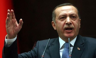 Le Premier ministre turc Recep Tayyip Erdogan a qualifié de "raciste" mardi le texte de loi adopté la veille par le Sénat français pénalisant la négation du génocide arménien, sans cependant annoncer de riposte concrète dans l'attente de sa promulgation par Nicolas Sarkozy.