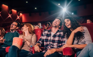 En parallèle des petits cinémas populaires, les immenses multiplexes font grimper le prix de la place de cinéma.