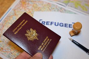 Photo d'illustration d'un titre de voyage pour refugié.