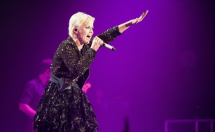 La chanteuse Dolores O'Riordan, avec The Cranberries, sur scène à Paris en 2012.