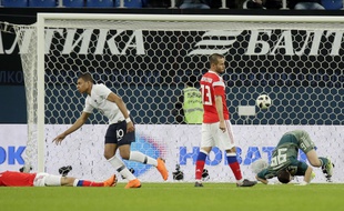 Mbappé double la mise en Russie.