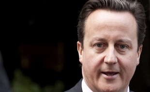 Une semaine après son veto fracassant au sommet de Bruxelles, le Premier ministre britannique David Cameron, soucieux d'échapper à un "splendide" - mais périlleux- isolement, multiplie les contacts pour peser dans les discussions sur le nouveau traité européen.