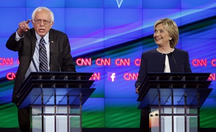 Bernie Sanders et Hillary Clinton lors d'un débat télévisé en octobre 2015.