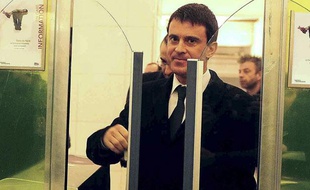Paris, le 28 décembre 2012. Manuel Valls, entre dans une station RER, gare de Lyon