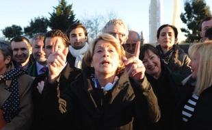 La députée UMP Brigitte Barèges doit déposer lundi une proposition de loi pour demander une levée de l'anonymat des femmes accouchant "sous X", un projet soutenu par plusieurs associations, mais qui suscite l'inquiétude du Planning familial et de pédo-psychiatres.