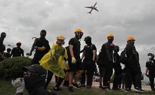 Des manifestants pro-démocratie devant l'aéroport de Hong Kong, le 1er septembre 2019.
