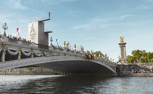 Pour les Journées Olympiques, un plongeoir large de 6 m et haut de 15 m a été installé pont Alexandre-III à Paris.