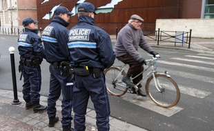 Tourcoing, le 14 dcembre 2010. Des Agents de la Police Municipale de quartier patrouillent dans le centre ville.
