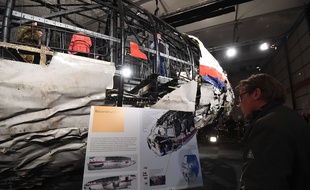 Les débris du vol MH17 de la Malaysia Airlines présentés à la presse le 13 octobre 2015.