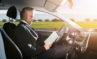 Lire un bon bouquin sans tenir le volant? On n’y est pas encore.