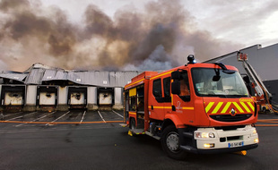 L'entrepôt a entièrement été détruit dans l'incendie.