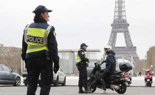 Des policiers contrôlent des véhicules alors que la circulation alternée est mise en place à Paris le 17 mars 2014
