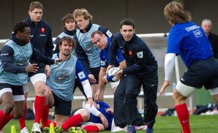 Le XV de France a entamé lundi sa révolution de velours, orchestrée par son nouvel entraîneur Philippe Saint-André et ses adjoints Yannick Bru et Patrice Lagisquet qui ont opté pour de légères retouches avant leur première échéance, le Tournoi des six nations et la réception de l'Italie le 4 février.