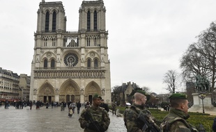 Des militaires patrouillent sur le parvis de Notre-Dame de Paris, le 24 décembre 2015.
