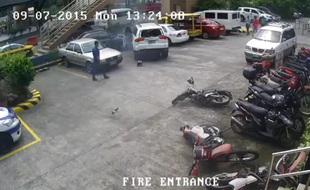 Un véhicule philippin s'encastre dans d'autres voitures sur un parking de Manille, le 26 novembre 2015