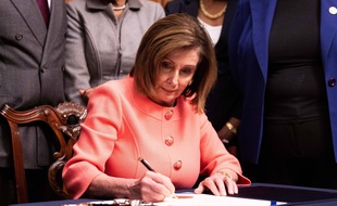 La chef démocrate de la chambre, Nancy Pelosi, signe l'acte d'accusation contre Donald Trump lors d'une cérémonie solennelle à Washington, le 15 janvier 2020.