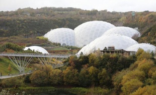 Sous les immenses dômes de l'"Eden Project", un paradis tropical financé par des fonds européens s'épanouit dans la campagne des Cornouailles britanniques, en fort contraste avec le climat généralement glacial qui caractérise les relations du Royaume-Uni et de l'UE.