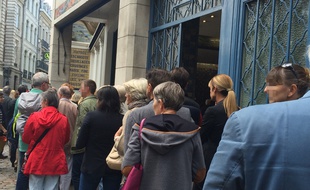 La queue devant l'ancien restaurant L'Huîtrière