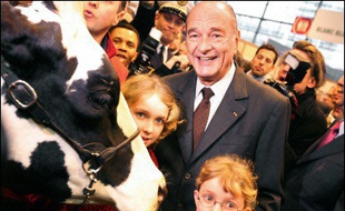 Jacques Chirac a dénoncé "une panique injustifiée" et une "psychose" face à un risque de grippe aviaire pour les consommateurs et a lui-même donné l'exemple en mangeant à plusieurs reprises de la volaille de Bresse, inaugurant samedi le Salon de l'Agriculture à Paris.