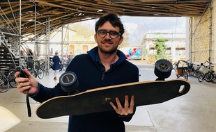 Quentin Sartorius avec son skate et sa télécommande à la main.