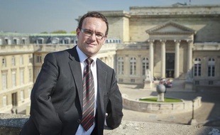 Le député UMP de l'Ain Damien Abad, devant l'Assemblée nationale, le 24 avril 2014.