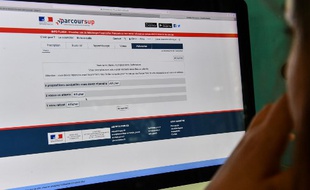 Une jeune femme consulte le site de Parcoursup.