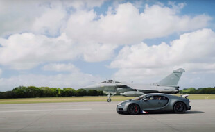 Le YouTubeur WorldSupercars a eu le privilège de piloter une édition limitée de la Bugatti Chiron et de faire la course avec un Rafale à Landivisiau.