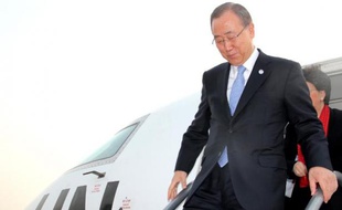 Le secrétaire général de l'ONU Ban Ki-Moon arrive à Conakry le 20 décembre 2014