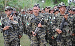 Les rebelles philippins (ici en 2014) et l'armée déposent les armes le temps de Mayweather-Pacquiao.