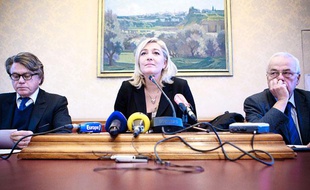 Conférence de presse du parti politique d’extrême droite RBM (Rassemblement Bleu Marine) en présence de Marine Le Pen et Gilbert Collard au 6e bureau de l’Assemblée nationale, le 4 novembre 2012.