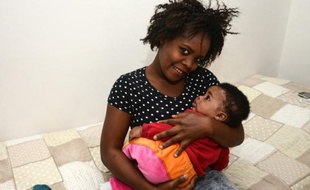 Stéphanie, du Nigeria, pose avec sa fille Francesca Marina, le 1er octobre 2015 à Catania, en Italie