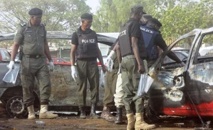 Des experts de la police nigériane sur les lieux d'un attentat-suicide à Kano le 24 février 2015
