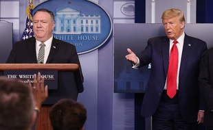 Mike Pompeo et Donald Trump lors d'une conférence de presse à la Maison-Blanche, le 8 avril 2020.