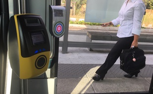 Les anciens valideurs (jaunes) et les nouveaux (blancs) sur le réseau de transports bordelais TBM.