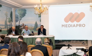 Le patron du groupe espagnol Mediapro, Jaume Roures (au centre), lors d'une conférence de presse le 31 mai 2018.