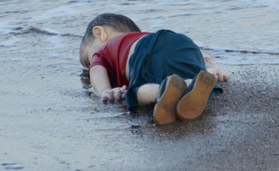 Le corps d'un enfant migrant mort noyé, sur une plage de Bodrum, au sud de la Turquie, après le naufrage d'un bateau transportant des réfugiés, le 2 septembre 2015