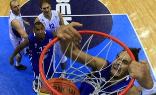 Le Français Joakim Noah marque contre la Serbie, le 5 septembre 2011, lors de l'Euro de basket, à Siaulai.
